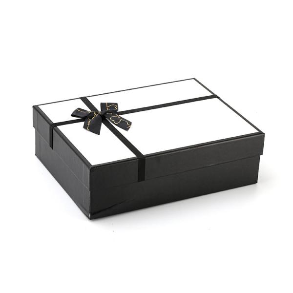 Logotipo personalizado Ropa negra y blanca Embalaje de regalo cosmético cinta Caja de papel duro con tapas