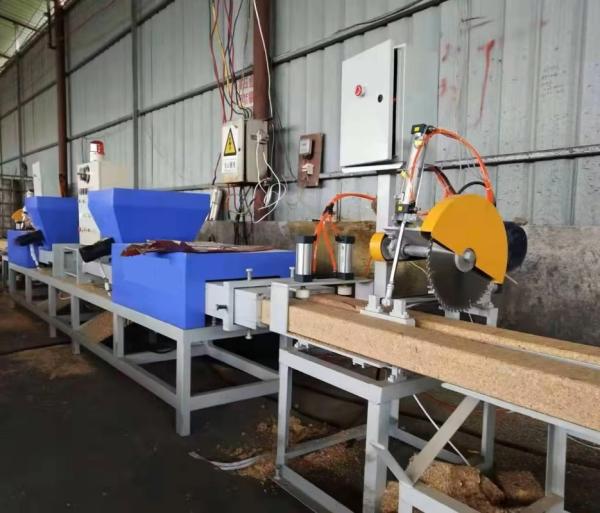 Machine de fabrication de blocs de palettes en bois automatique par extrusion à chaud de sciure de bois compressée