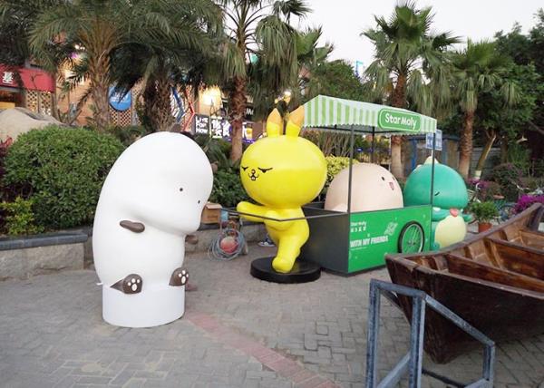 Handmade Fiberglass Cartoon Statues Goog Looking Appearance Custom Size