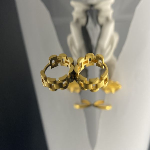 Los elegantes pequeños pendientes de plumeria de oro