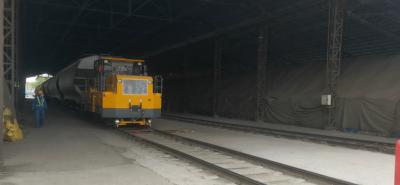 Trator de dupla utilização ferroviário-rodoviário do tipo HTRR113 que utiliza motores de marcas de renome internacional