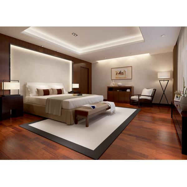 防音の無作法な花模様の壁紙の居間は、浮彫りにされた壁紙をクリーム状にします