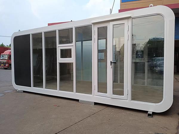 Luxury Prefabricated Apple Cabin House Small High End Hotel Tempered Glass Room Insulation