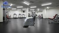Le nettoyeur de plancher à l'arrière assure que les planchers de votre salle de sport sont toujours secs et propres