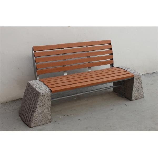 Свободно стоящие скамейки из переработанного пластика на открытом воздухе для общественного парка