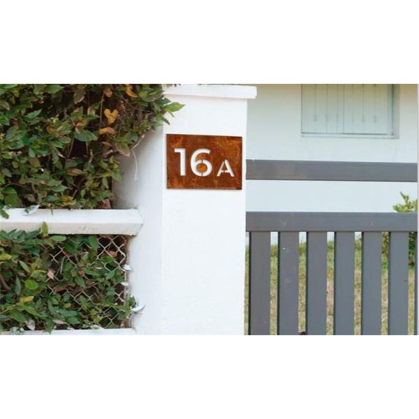 На открытом воздухе вырезывание лазера персонализировало знак Corten номера дома заржаветый стальной