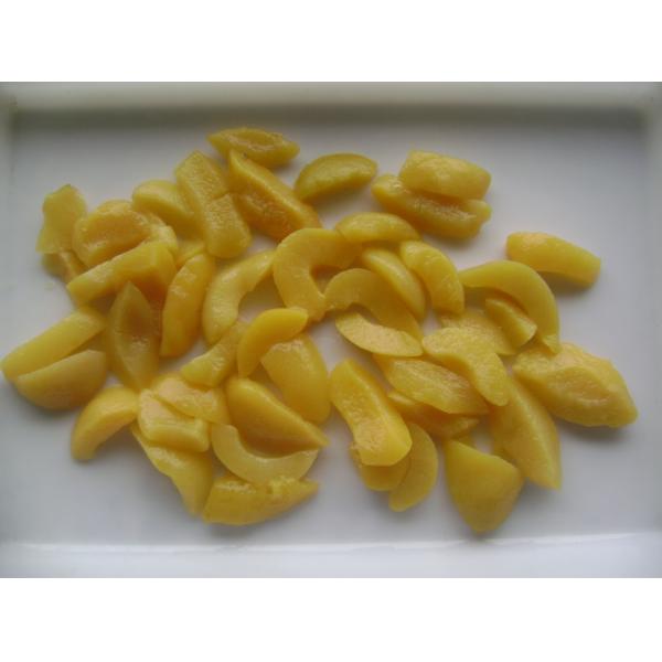 O doce da padaria naturalmente enlatou metades do pêssego sem aditivos/açúcar