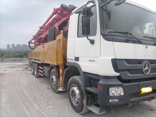 52 mètres max.Rache verticale Machine utilisée pour le béton sur châssis Benz pour le pompage du béton