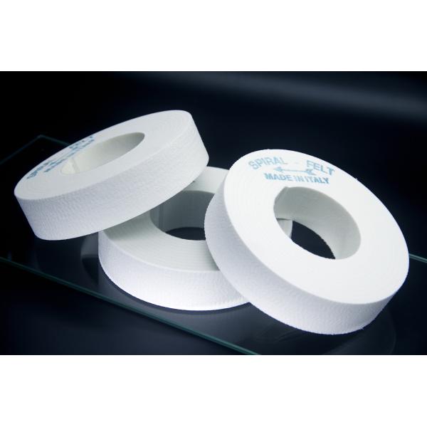 Импортированные шерсти закручивают в спираль полируя полировать колеса колеса белый чувствуемый