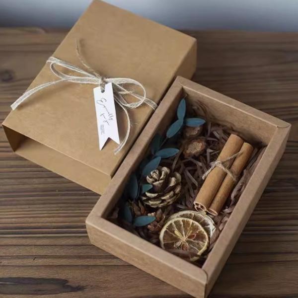 Nordic - Style Artistic Retro Minimalist Ins Inspired Kraft Paper Birthday Gift Box With Dried Flowers
