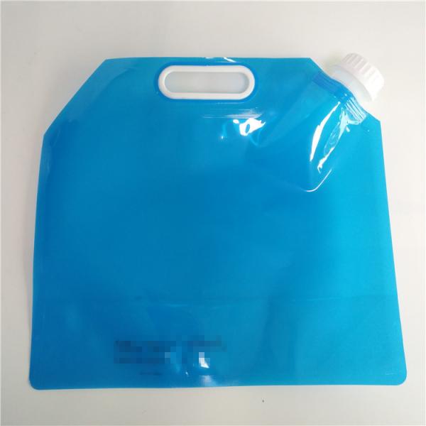 Os sacos líquidos exteriores do armazenamento, água potável levantam-se o malote do bico com punho