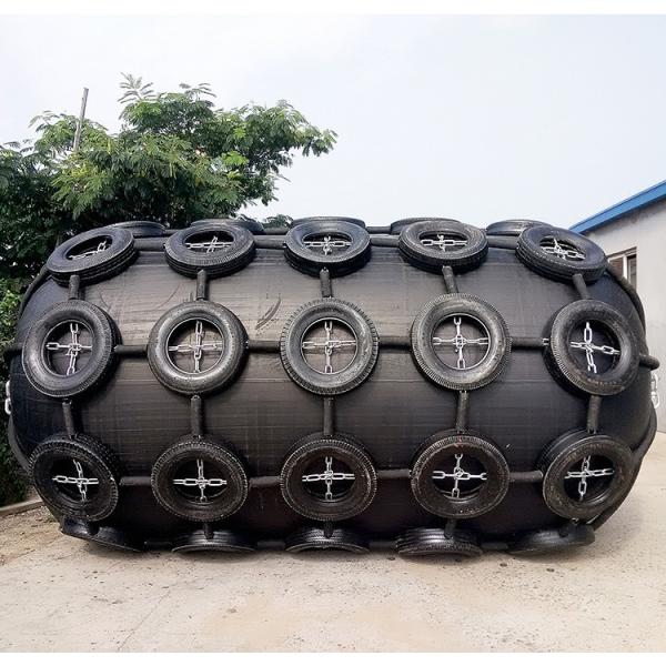 La defensa marina neumática de goma del barco de la defensa del muelle de la defensa con el neumático al amarre del buque/amarra