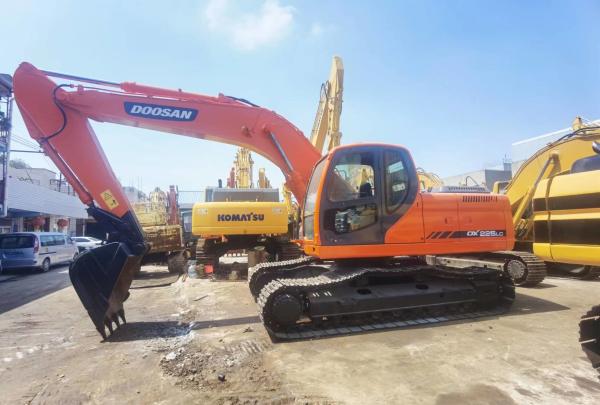 Máquina escavadora usada 2018 anos Doosan DX225LC da esteira rolante com a cubeta 1m3