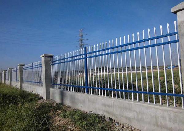 os trilhos horizontais colocam estacas a cerca tubular de aço superior