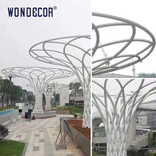 Большая металлическая скульптура из белого проволоки из нержавеющей стали