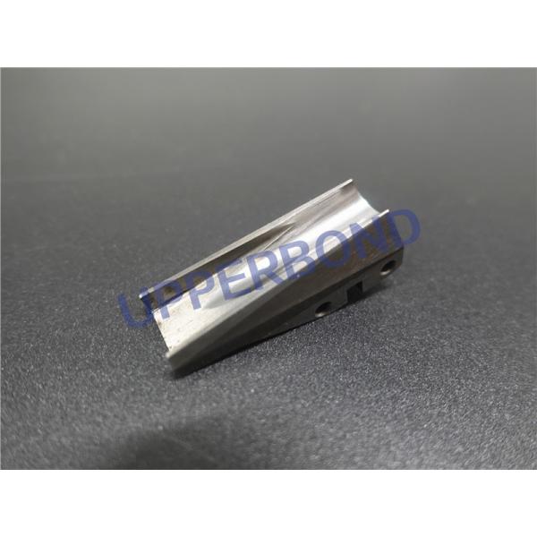 Сигарета нормального размера делая части ботинка производства машины