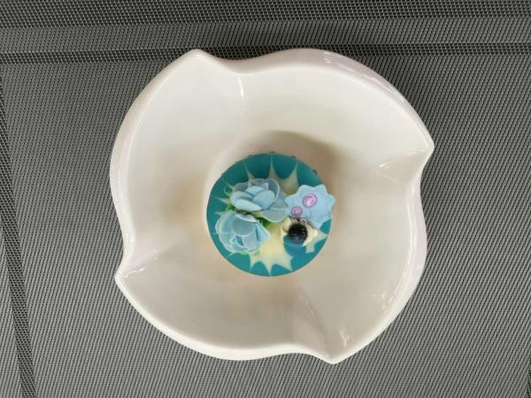 Parte superior decorativa Dia.18CM da beira da flor plástica da bacia da sobremesa da louça da porcelana