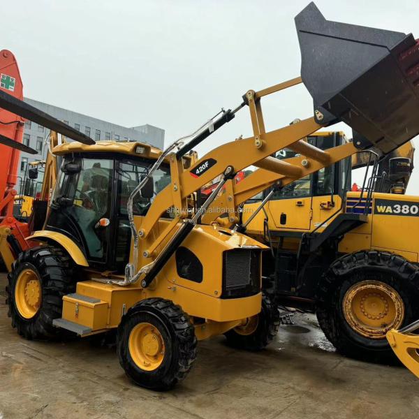 Chargeuse-pelleteuse Cat 420F d'occasion avec une puissance nette de 41,5 kW