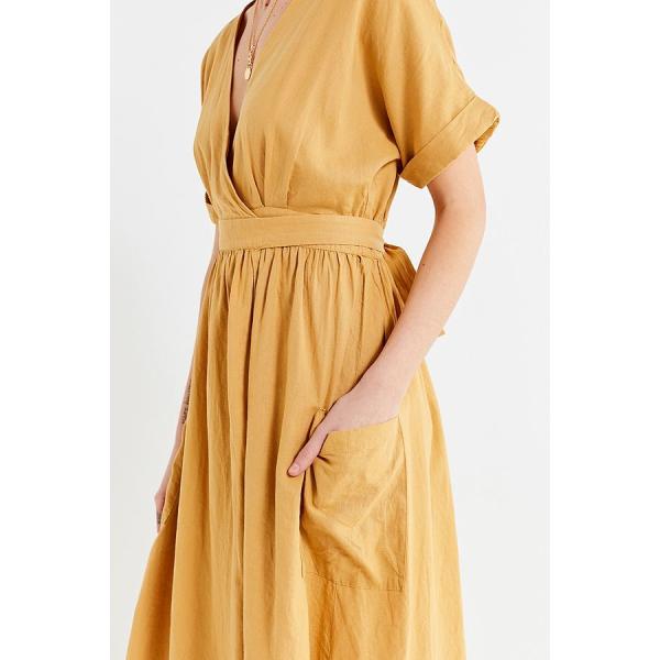 Robe de toile de femme de décolleté en V d'enveloppe du plus défunt or maxi longue avec des poches