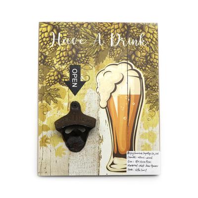 O abridor de garrafa retro de tapeçaria, parede do ofício da cerveja pendurou o abridor de garrafa