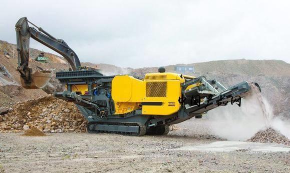 Track Mobile Rock Crusher Hydraulic Driven Employing Fully Rigid Board Structure