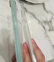 Verre trempé à haute transmission ultra-transparent aux bords poli