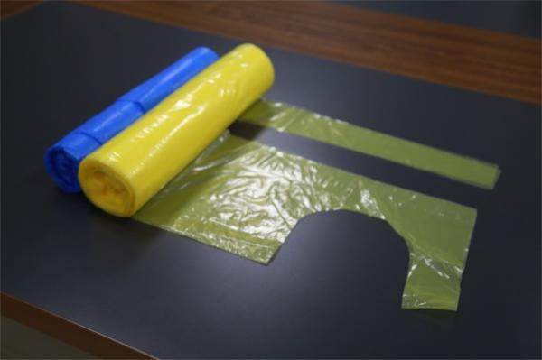 Blue Disposable Plastic Aprons On A Roll For Home Cleaning / Food Testing / Hospital