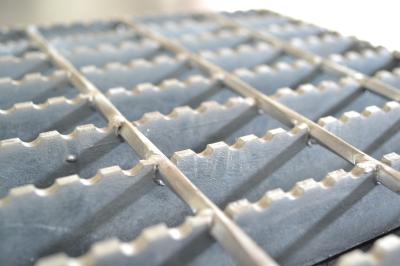 Tratamento de superfície pintado 1000*6000mm de aço galvanizado serrilhado do Grating