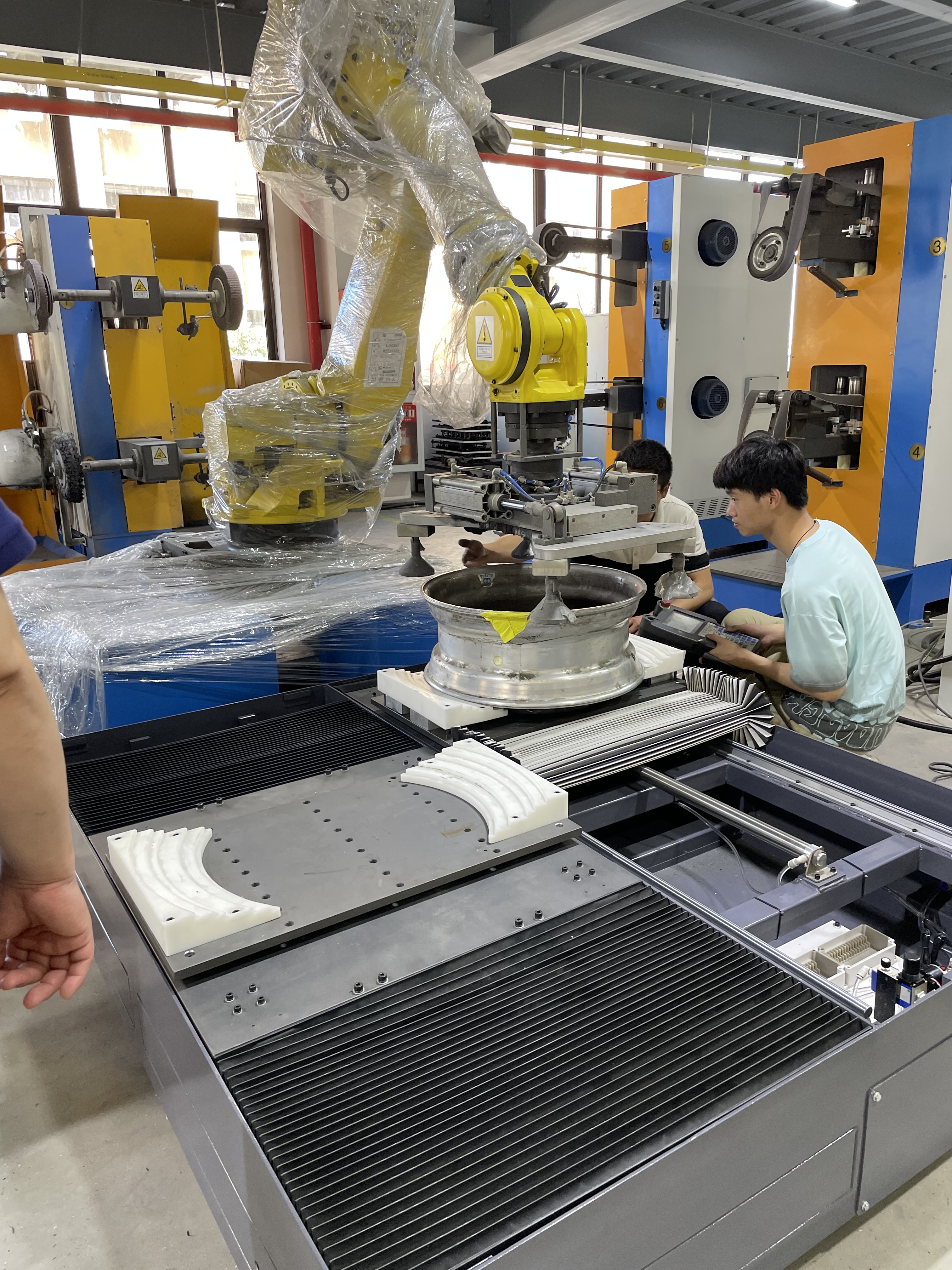 Fully Automatic Robotic Deburring and Polishing Machine for Aluminum Wheel Hub
