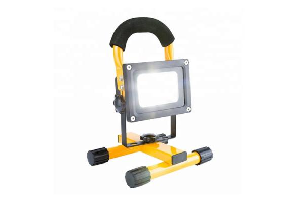 Lâmpada exterior conduzida portátil impermeável 10w recarregável 20w 30w 50w dos projetores