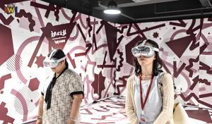 Jeu VR XR en arène avec plateformes de mouvement et effets spéciaux