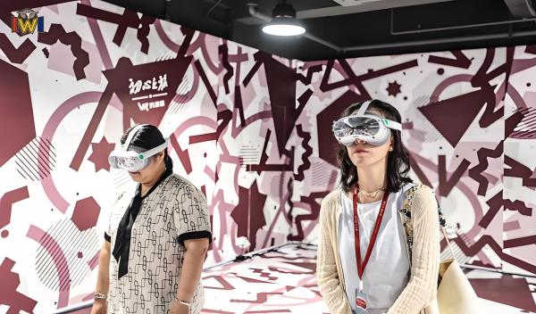 Jeu VR XR en arène avec plateformes de mouvement et effets spéciaux