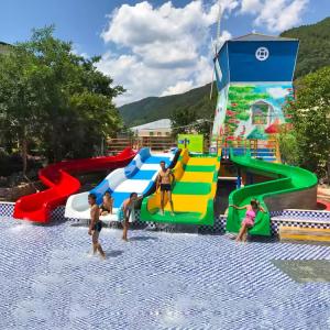 Customization 6 Children Capacity Outdoor Kids Pool Slide For Family Splash Pool