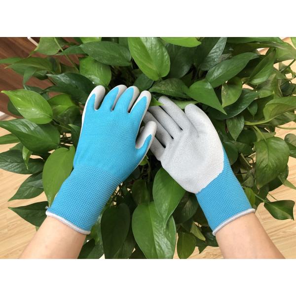 Очищать людей и садовничая полиэстер вязать с перчатками руки латекса пены покрытыми