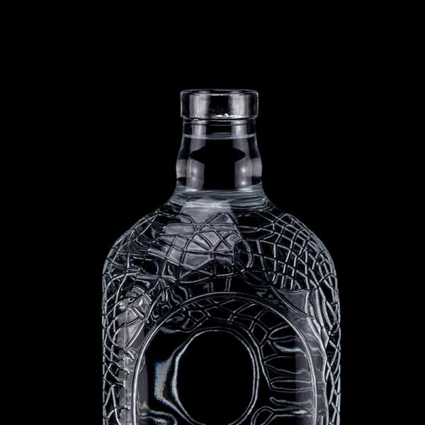 Bouteille en verre ronde sculptée 700 ml 750 ml Vodka Bouteille en verre Bouteille de vin avec type d'étanchéité en liège