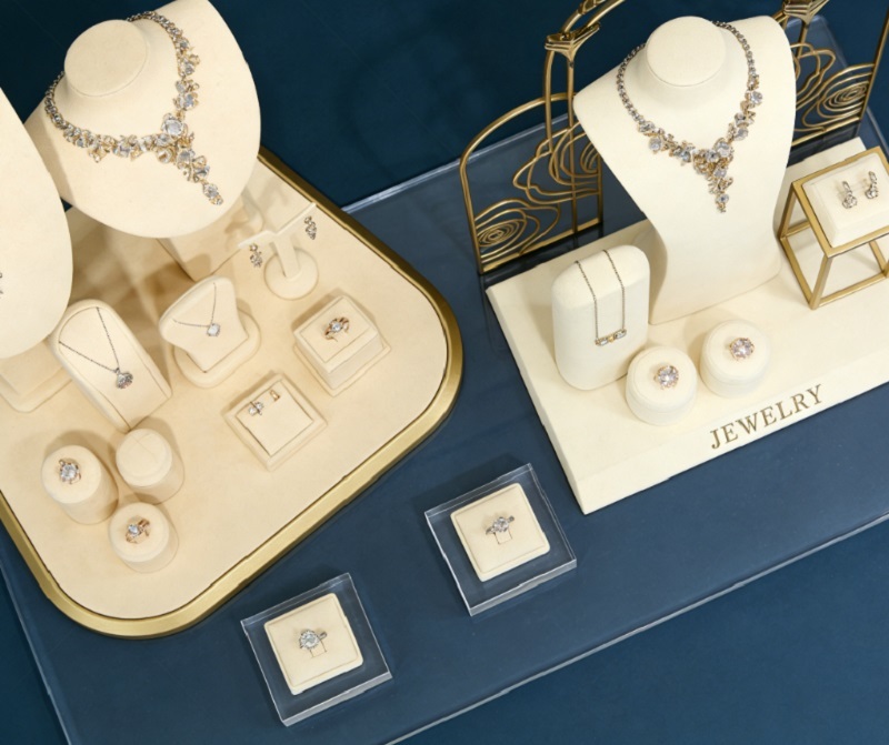 Premium Velvet Necklace Bust Set Jewelry Display Props with Customized Design and LED Lighting