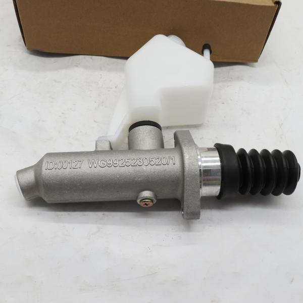 A7 T7H clutch master cylinder WG9925230520/1 with oil canA7 T7H Clutch Master Cylinder WG9925230520/1 With Oil Can