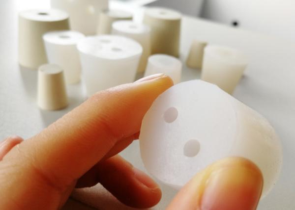 O batoque de borracha da resistência de desgaste com furo, borracha de silicone tapa um furo