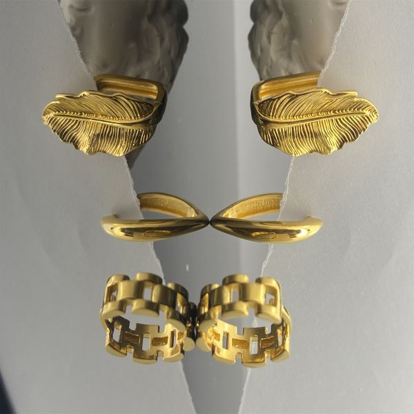 Los elegantes pequeños pendientes de plumeria de oro