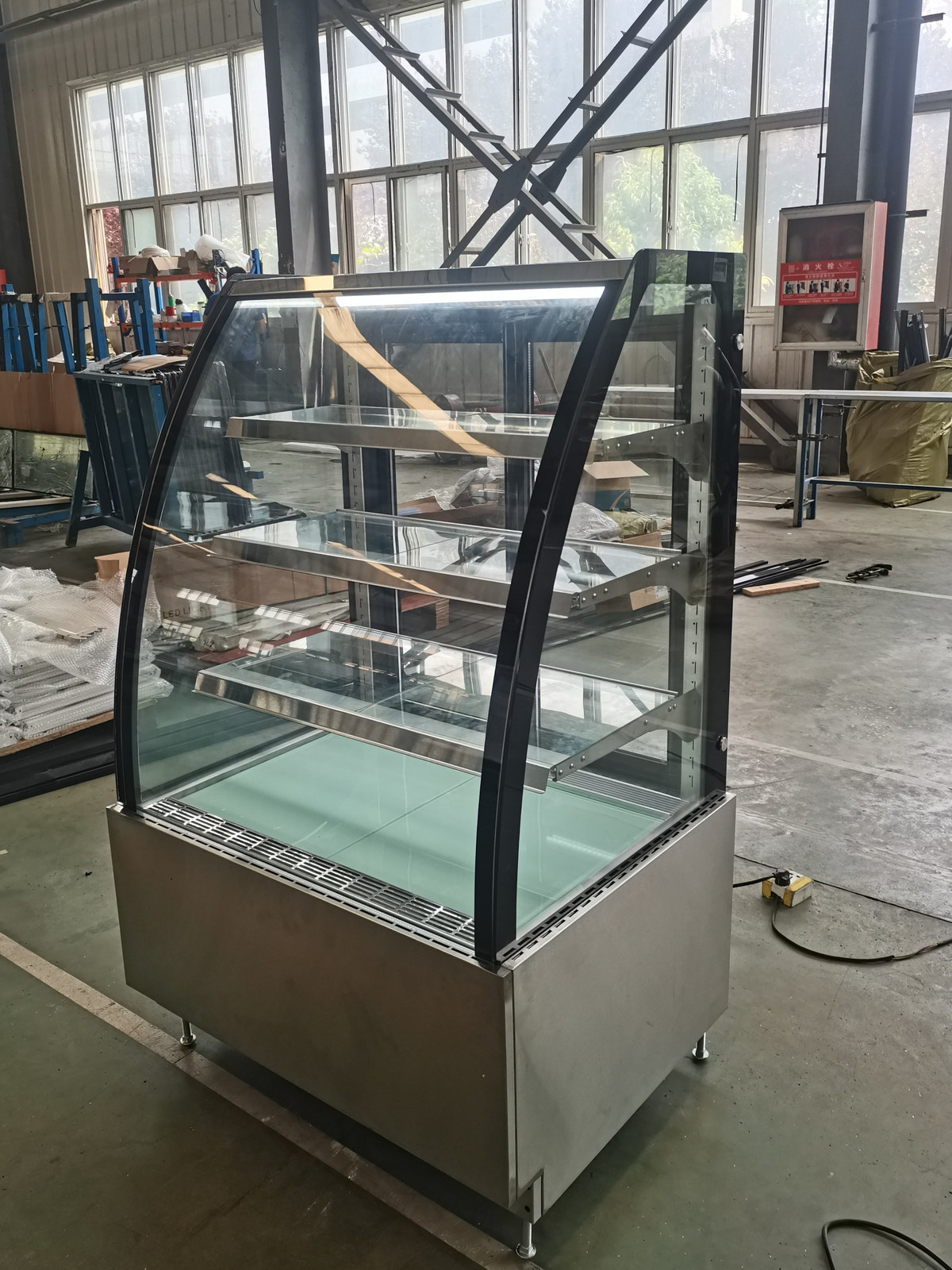 Commercial Refrigerated Cake Display Showcase with Curved Anti-Fog Glass and