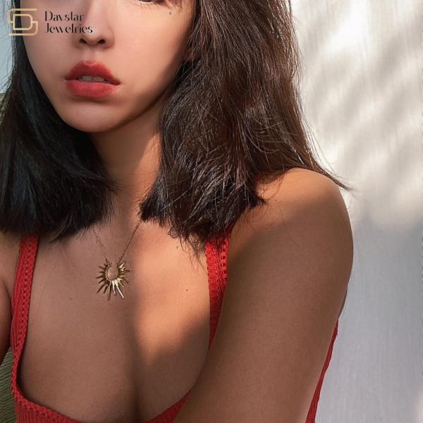 Титана ожерелья солнцецвета цепь ключицы женщин ювелирных изделий привесного стальная