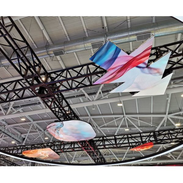 Indoor Heart-shaped Christmas Tree Shaped Rental LED Display Screen P1.953mm with 7680Hz Refresh Rate Customizable