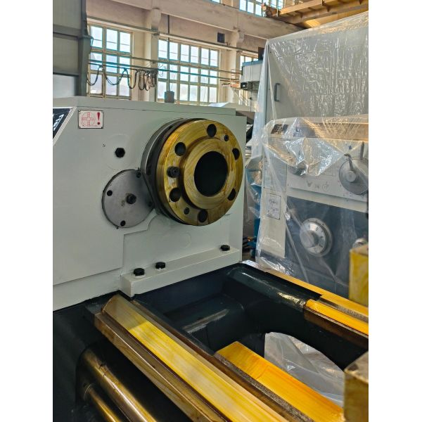 Heavy Duty Parallel Lathe CW6163x2000 with 2000mm Max. Workpiece Length, 11Kw Main Motor Power, and Ra ≤2.5μm Surface Roughness for Precision Turning