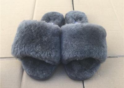 Os deslizadores cinzentos de lãs dos carneiros de lãs grossas abrem a pele morna do dedo do pé para o inverno interno