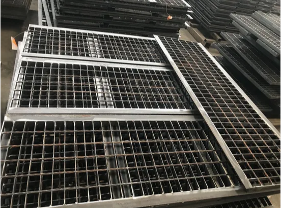 Durable Galvanized Steel Stair Treads for Enhanced Traction