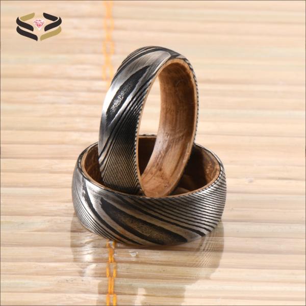 Anneaux de mariage en acier damas gravé 6mm 8mm avec incrustation de douelle de fût de whisky