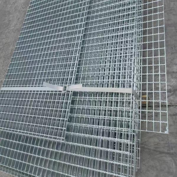 1.8m Industrial Steel Grating Crowd Control Fencing Alloy Plate Round Pattern Coated Painted Surface