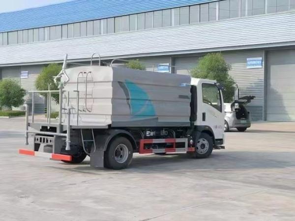 Manual Transmission Type 5 Ton 4 * 2 Mini Water Sprinkler Truck for Road Cleaning Outlet HoWo 14 m Range