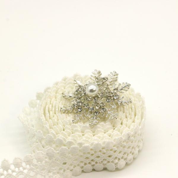 Silver Snowflake Fashion Brooch Pin Inlaid Pearl Crystal Diamond 4.5cm Size