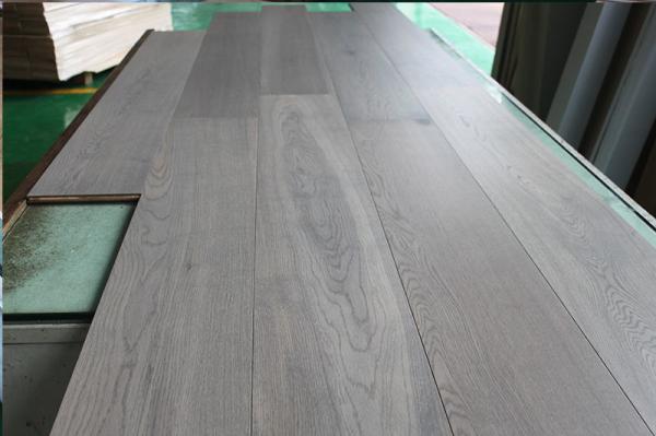 El roble blanco tratado sustancia química dirigió el suelo de madera con color gris agradable